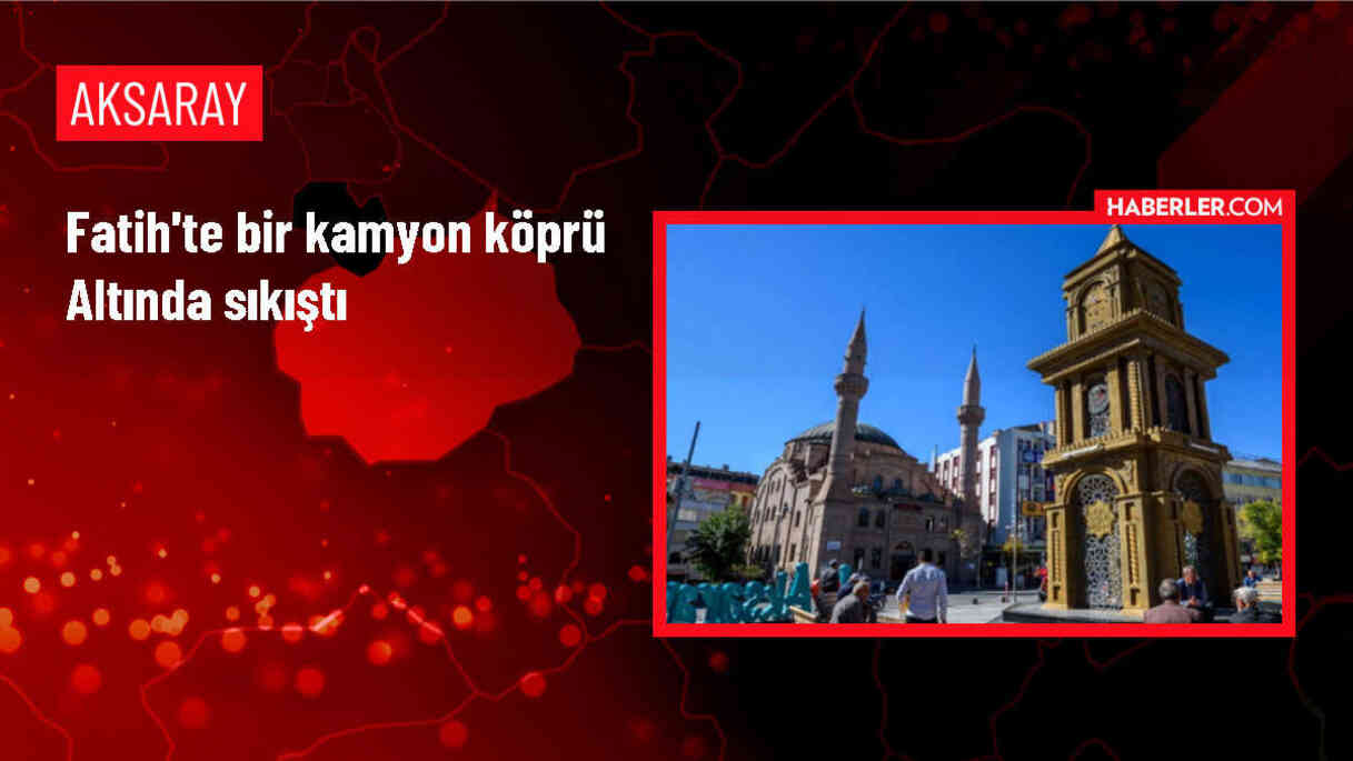 Fatih'te köprü altında sıkışan kamyon için çalışma başlatıldı