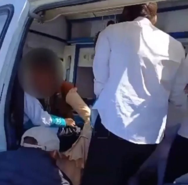 Kırgızistan'da sürücünün el frenini çekmeyi unuttuğu kamyonet kalabalığa daldı: 29 çocuk yaralandı