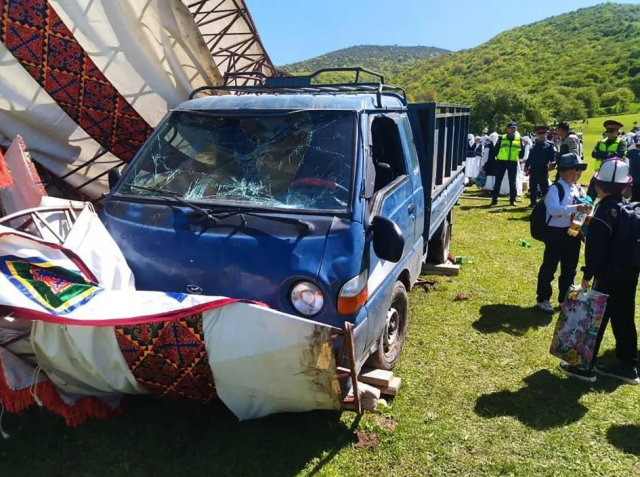 Kırgızistan'da sürücünün el frenini çekmeyi unuttuğu kamyonet kalabalığa daldı: 29 çocuk yaralandı