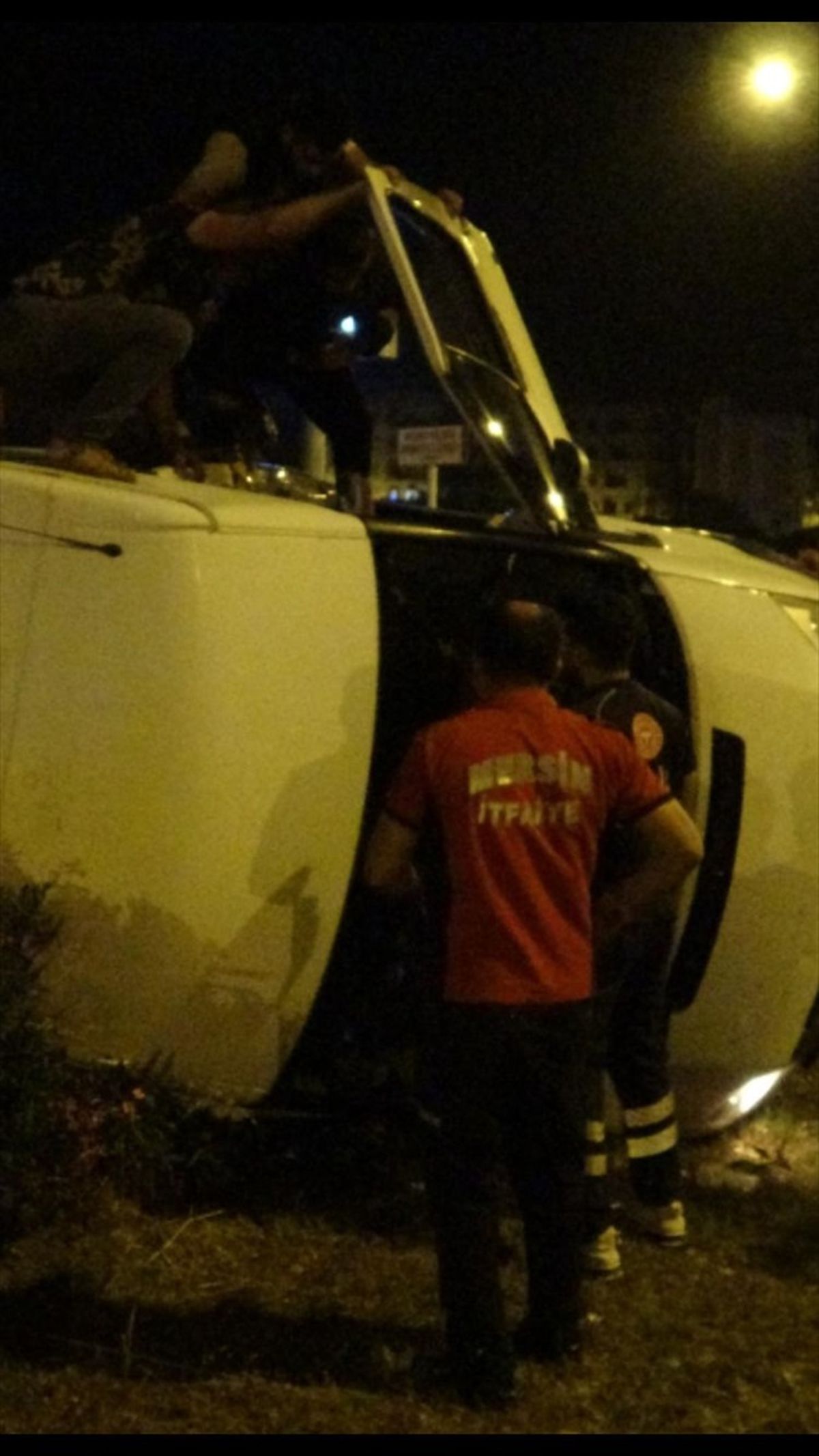 Mersin'de İl Emniyet Müdürlüğüne ait minibüs devrildi, polis yaralandı