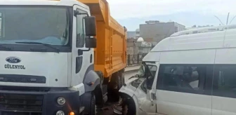 Şırnak'ta öğrenci servisi ile kamyonet çarpıştı: 14 öğrenci yaralandı