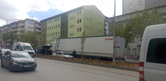 Erzurum'da Otomobil Karşı Şeride Girerek Sıkıştı