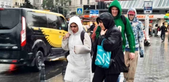 Taksim'de Sağanak Yağış: Vatandaşlar Hazırlıksız Yakalandı
