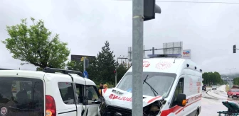Tokat'ın Niksar ilçesinde ambulans ile panelvan aracın çarpışması sonucu 3 kişi yaralandı