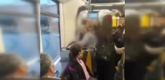 Tramvayda kız öğrencilerin saç saça baş başa kavgası kamerada
