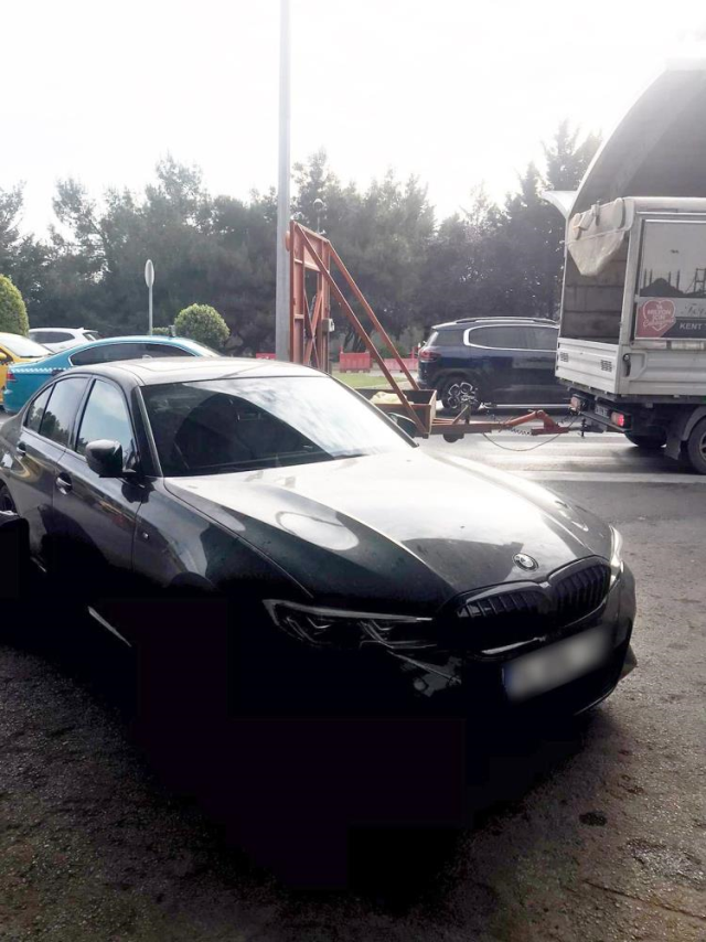 Ünlü şarkıcı Yıldız Tilbe polis aracına çarparak kaza yaptı
