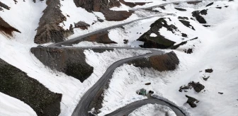 Van-Bahçesaray kara yolu karla mücadele ekipleri tarafından açıldı