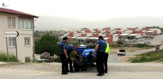 Yaşlı Sürücünün Arızalanan Patpat Motoruna Polis Ekipleri Müdahale Etti