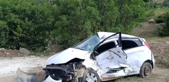 Erzincan'da cenaze için giden otomobil şarampole uçtu: 3 kadın ağır yaralandı