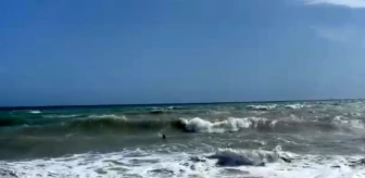 Antalya'da Dalgalı Havada Denize Giren Kişi Boğulma Tehlikesi Geçirdi