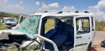 Diyarbakır Bismil'de Otomobil ve Hafif Ticari Araç Çarpıştı: 2 Yaralı
