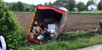 Kastamonu'da ev eşyası taşıyan kamyonun tarlaya uçması sonucu 2 kişi yaralandı