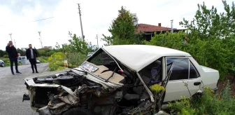 Kütahya'da otomobil tıra çarptı: 2 yaralı