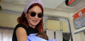 Antalya'da kaza sonrası anne şefkati ile sakinleşen bebek ve ağabeyi