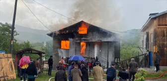 Karabük'ün Eflani ilçesinde çıkan yangında 2 katlı ev kullanılamaz hale geldi