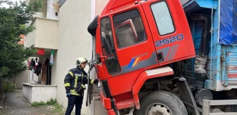 Çayırova'da freni boşalan kamyon ev ve otomobile çarptı