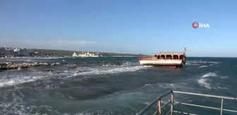 Mersin'de fırtına: Kızkalesi'nde tekne karaya oturdu