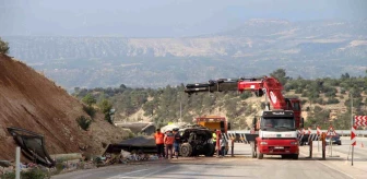 Mersin'de ölüm virajında kaza: Kamyon devrildi, sürücü hayatını kaybetti