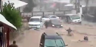 Cizre'de sel sularına kapılan kadın ve çocuk kurtarıldı