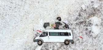 Van-Bahçesaray'da çığ faciası sonrası mahsur kalan minibüs sahibi aracını çıkarmak için bekliyor