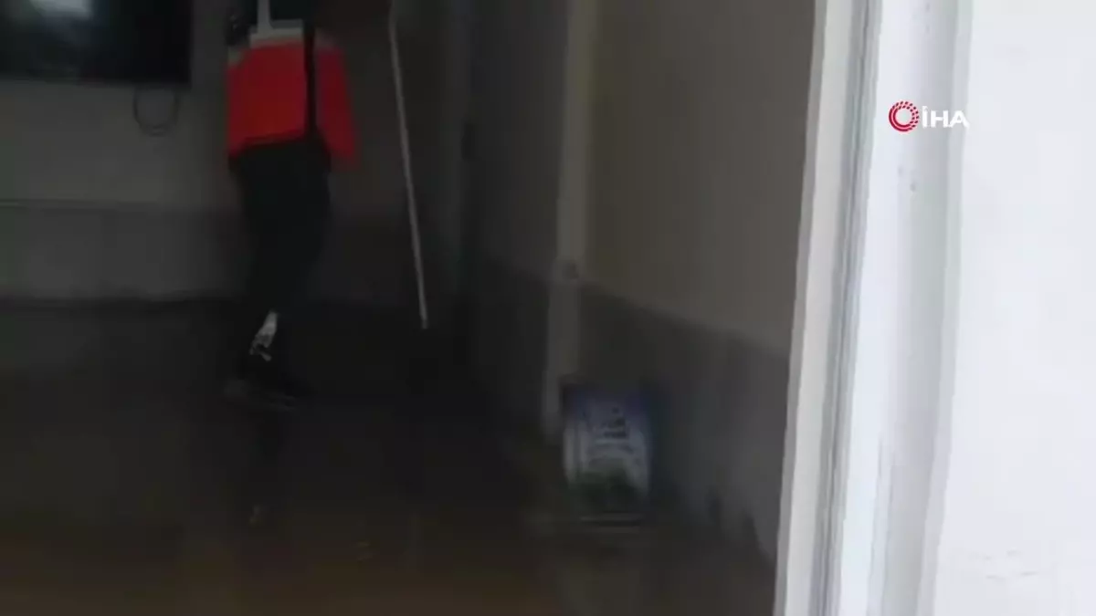 AFAD gönüllüleri, Cizre'de sel felaketinin yaralarını sarıyor