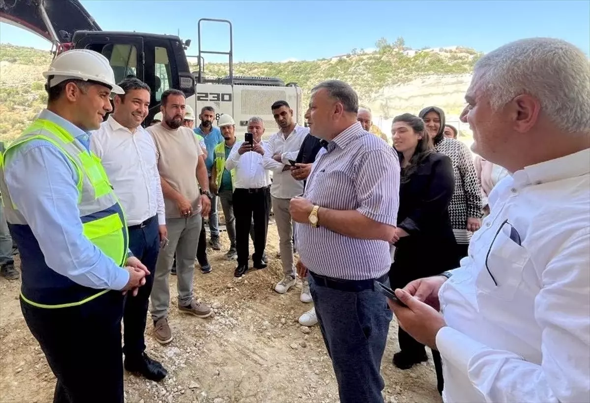 AK Parti Mersin Milletvekili Ali Kıratı, Çeşmeli-Erdemli-Silifke-Taşucu Otoyol Projesi'nde çalışmaların devam ettiğini belirtti