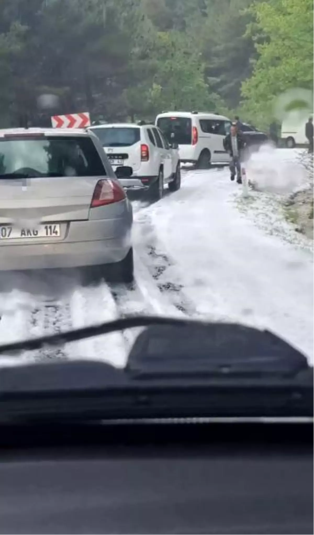 Alanya'da Şiddetli Dolu Yağışı Trafiği Felç Etti