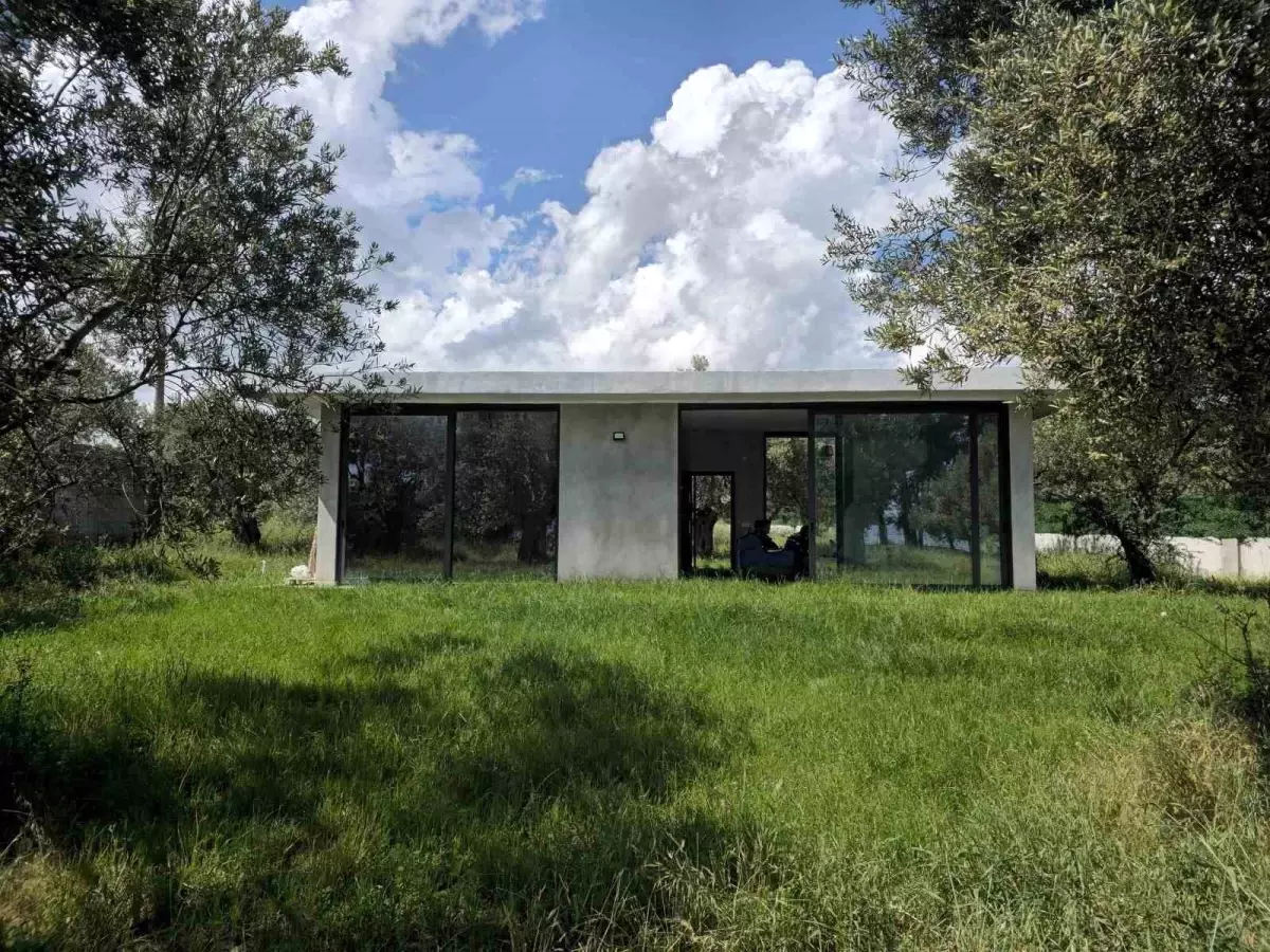 Balıkesir'de denize sıfır kiralanmış zeytinlikte yapılan villa boşaltıldı