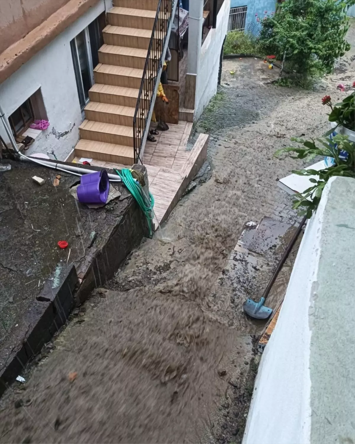 Belen'de Sağanak Yağış Sonucu Evler Su Bastı
