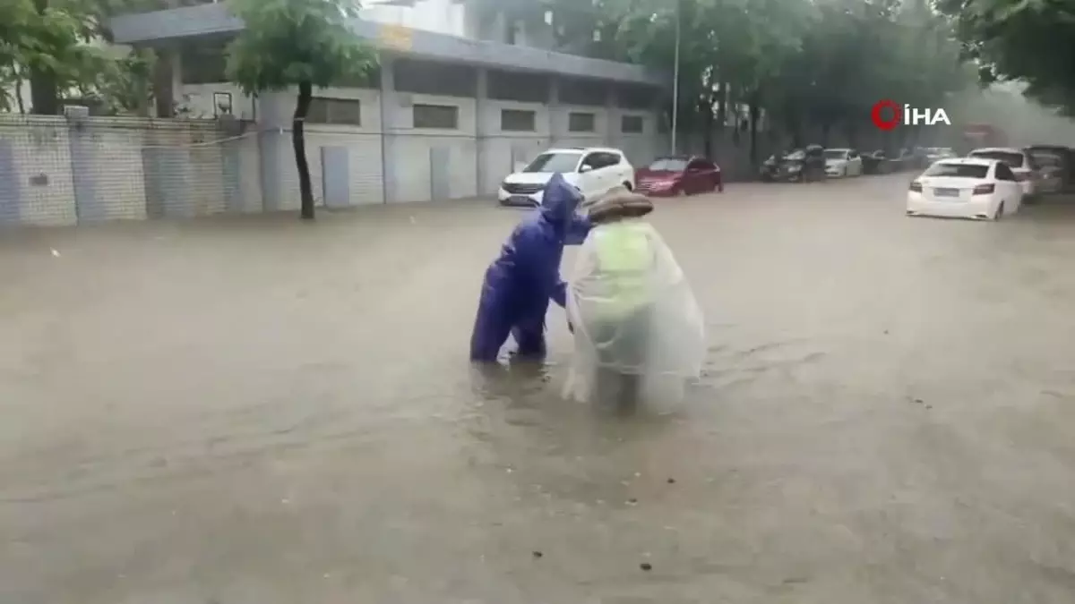 Çin'de şiddetli yağışlar etkisini sürdürüyor: Zhongshan'da kırmızı alarm