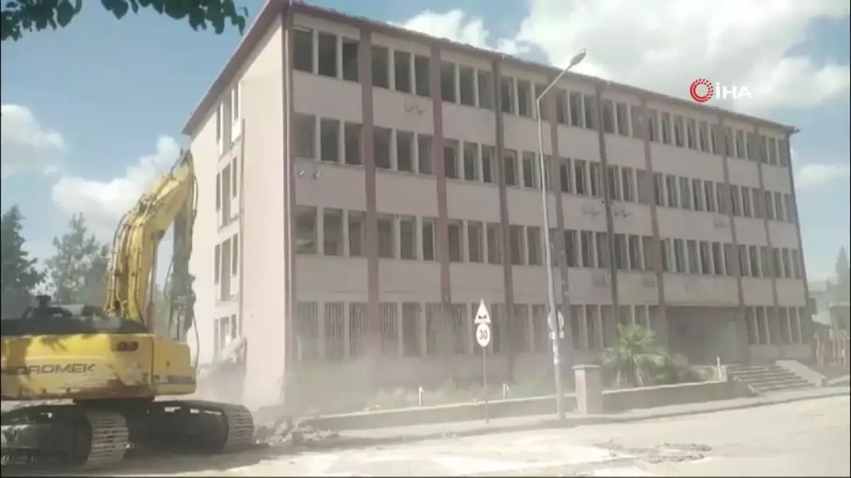 56 Yıllık Kaymakamlık Binası Birkaç Darbeyle Yıkıldı