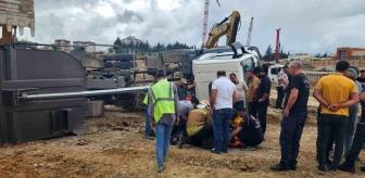 Antakya'da şantiye alanında kaza: Hafriyat kamyonu devrildi, sürücü yaralandı