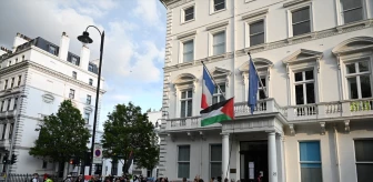 Fransız Parlamentosunda düzenlenen etkinlikte Gazze'deki tanıklıklarını anlatmak için Paris'e giden Glasgow Üniversitesinin Filistin asıllı Rektörü Gassan Ebu Sitte'nin ülkeye alınmaması Fransa'nın Londra Büyükelçiliği önünde protesto edildi