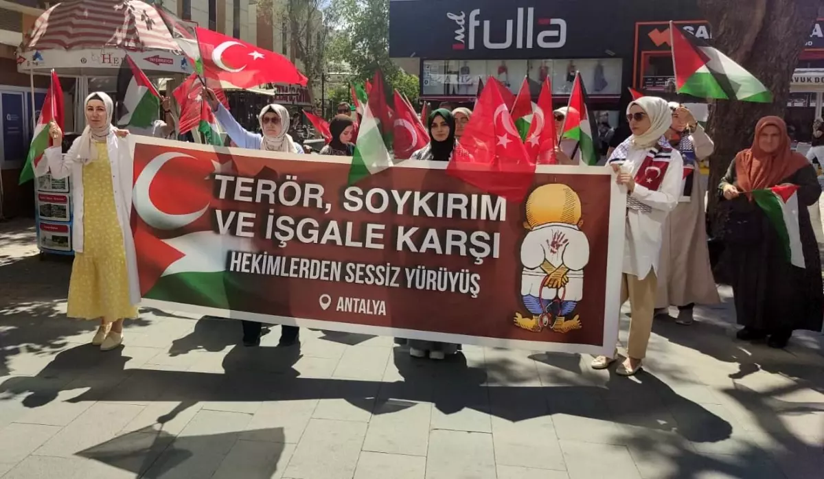 Antalya'da hekimler İsrail'in Gazze'ye yönelik saldırılarını protesto etti