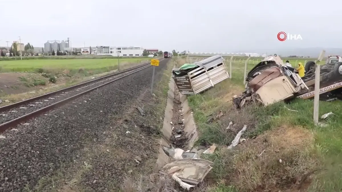 Hemzemin geçitten geçmeye çalışan kamyonete tren çarptı: 1 ağır yaralı