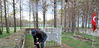 Yüzbaşı Faik Bey'in mezarına duyarlı vatandaş tarafından bayrak dikildi ve temizlendi