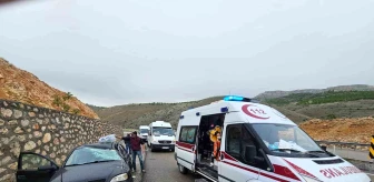 Malatya'da Otomobil İstinat Duvarına Çarptı: 4 Yaralı