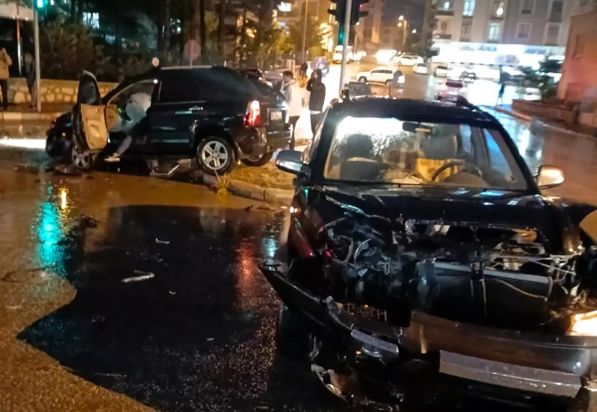 Konya'da yağışlı hava nedeniyle meydana gelen trafik kazalarında 6 kişi yaralandı