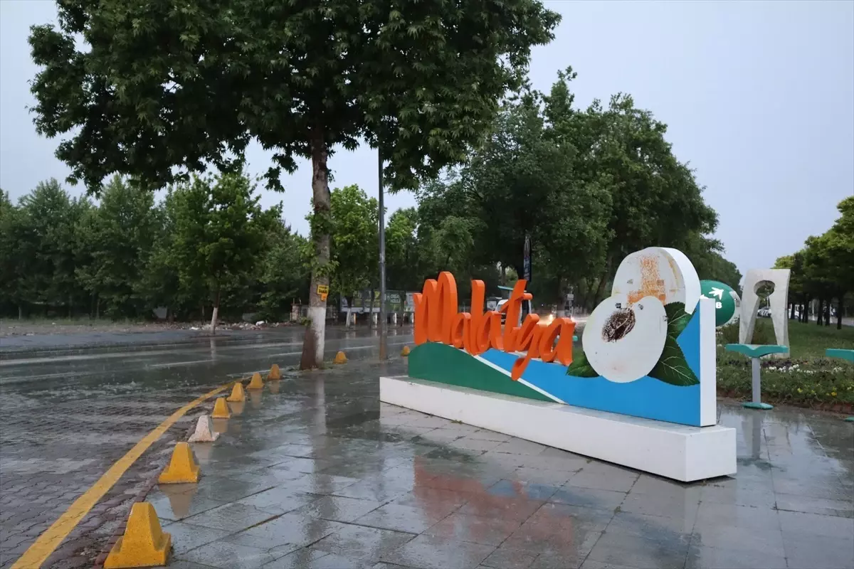 Malatya'da sağanak nedeniyle su birikintisi oluştu