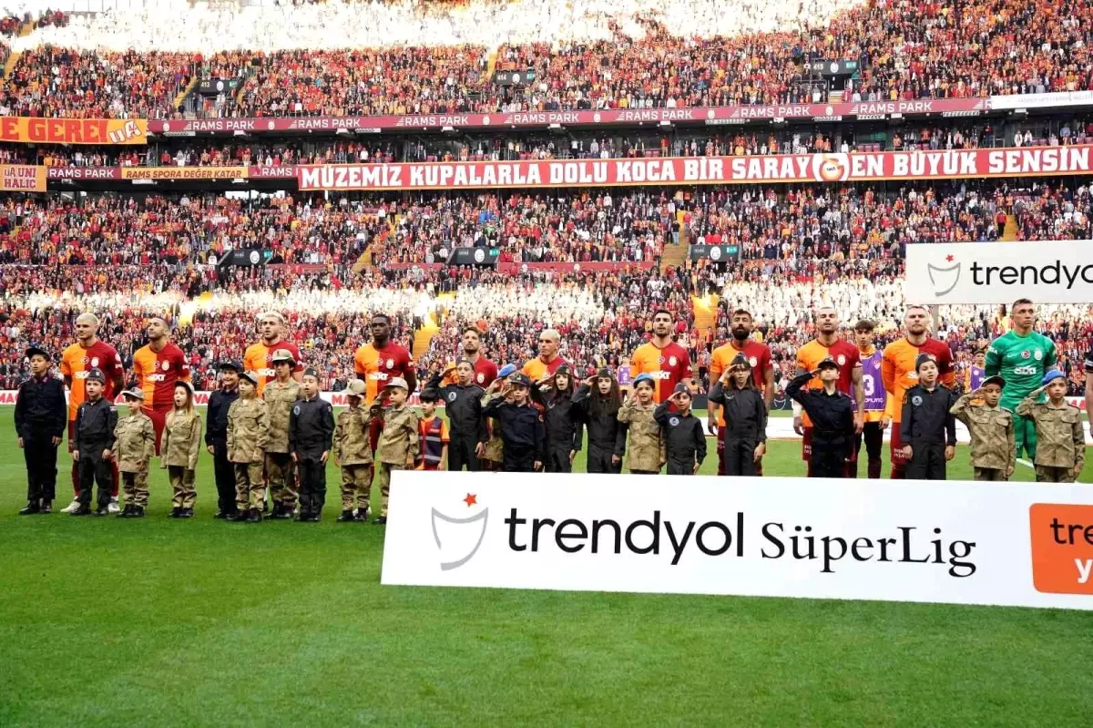 Galatasaray Teknik Direktörü Okan Buruk, Sivasspor maçına son oynadıkları 11 ile başladı