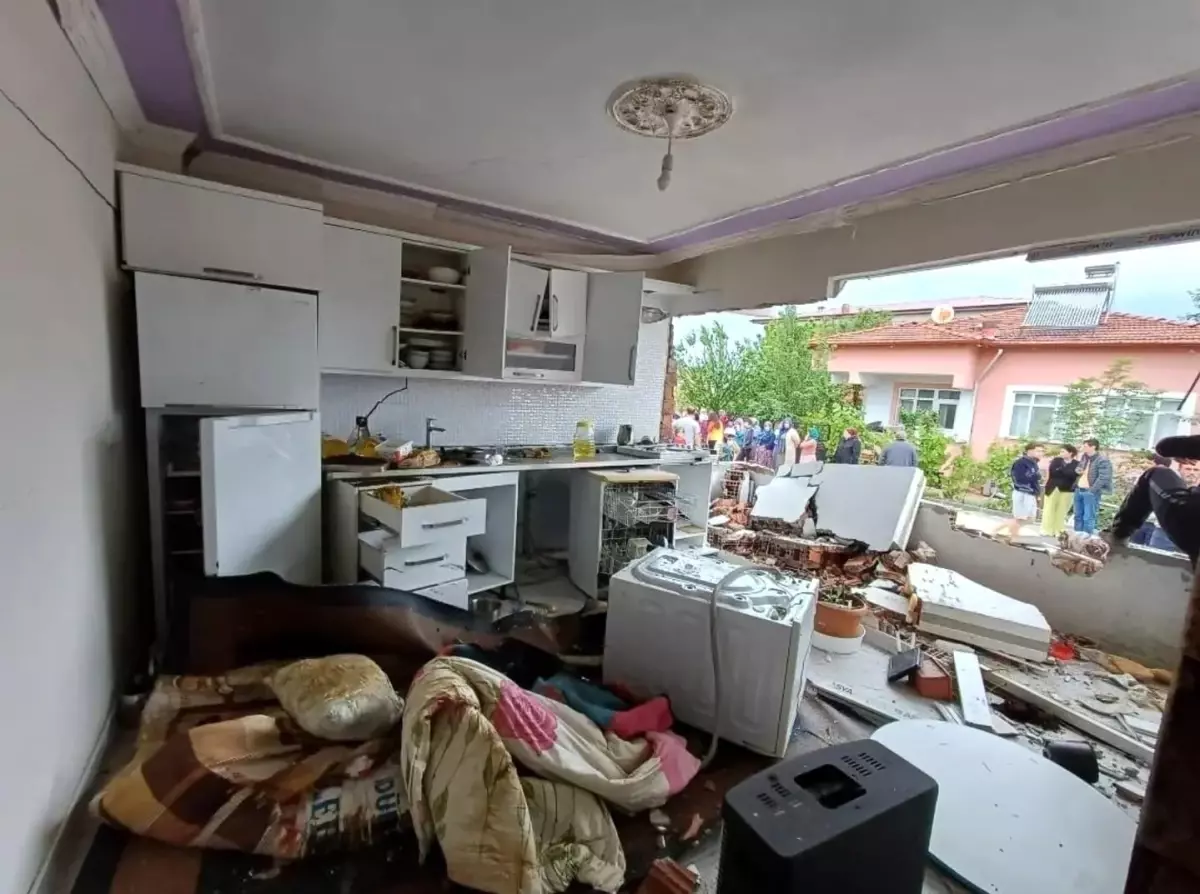Tokat'ta bir evde mutfak tüpü patladı, maddi hasar meydana geldi