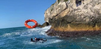 Amatör balıkçı kayalıklarda mahsur kaldı, Sahil Güvenlik tarafından kurtarıldı
