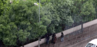 Gaziantep'te Ani Sağanak Yağış Vatandaşları Hazırlıksız Yakaladı