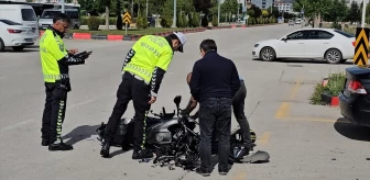Çorum'da motosikletin otomobille çarpıştığı kazada yaralanan sürücü hastanede tedavi altına alındı