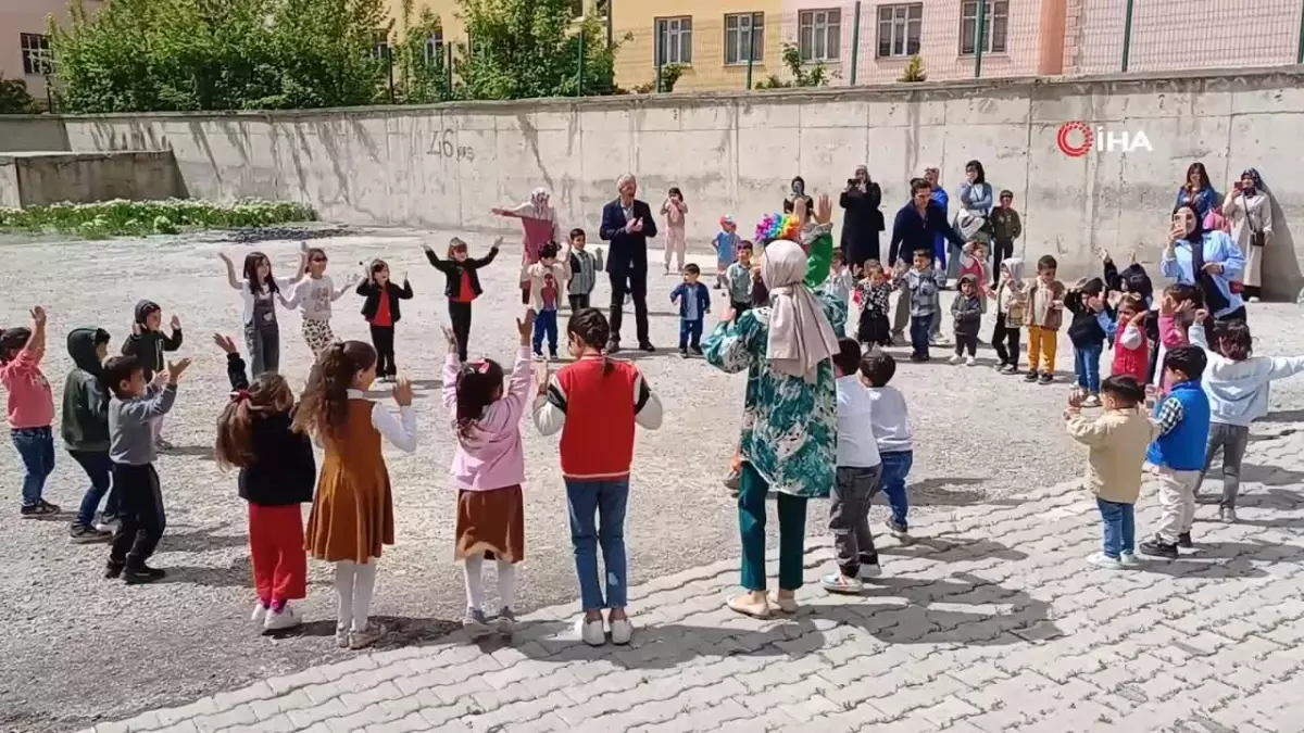 Emanet kitapla öğretmen olan Tümay, Malazgirt'te çocukları sevindirdi