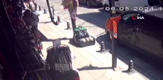 Fatih'te turisti bıçaklayan çırak kamerada