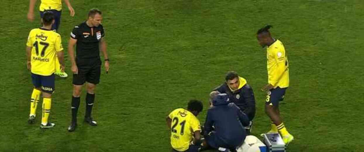 Fenerbahçe'de 2 zorunlu değişiklik! Art arda sakatlandılar Fenerbahçe'de 2 zorunlu değişiklik! Art arda sakatlandılar