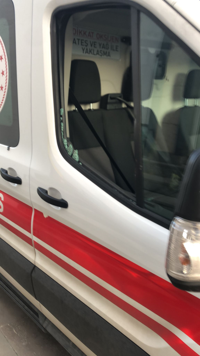 'Geç geldiniz' deyip ambulansa kürekle saldırdı! Hamile sağlık çalışanı yaralandı
