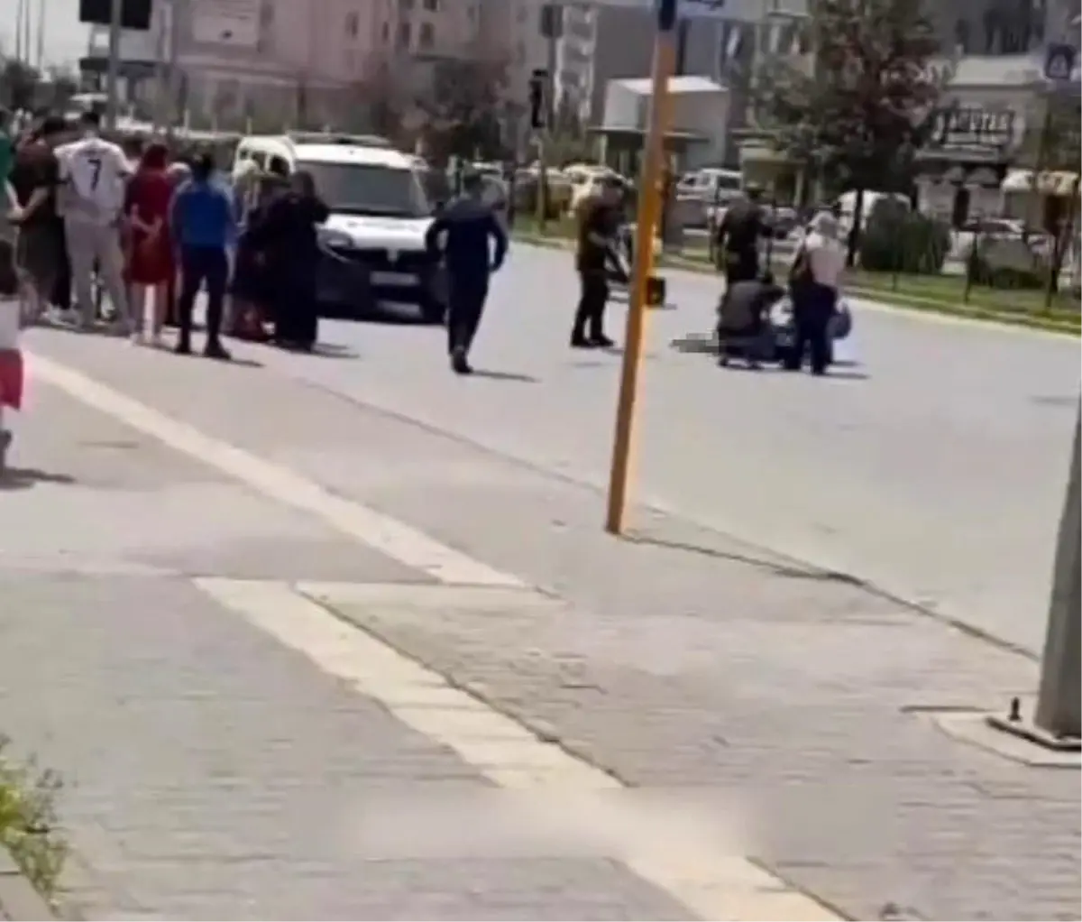 Gaziantep'te gözaltındaki genç seyir halindeki polis otosundan atlayarak hayatını kaybetti