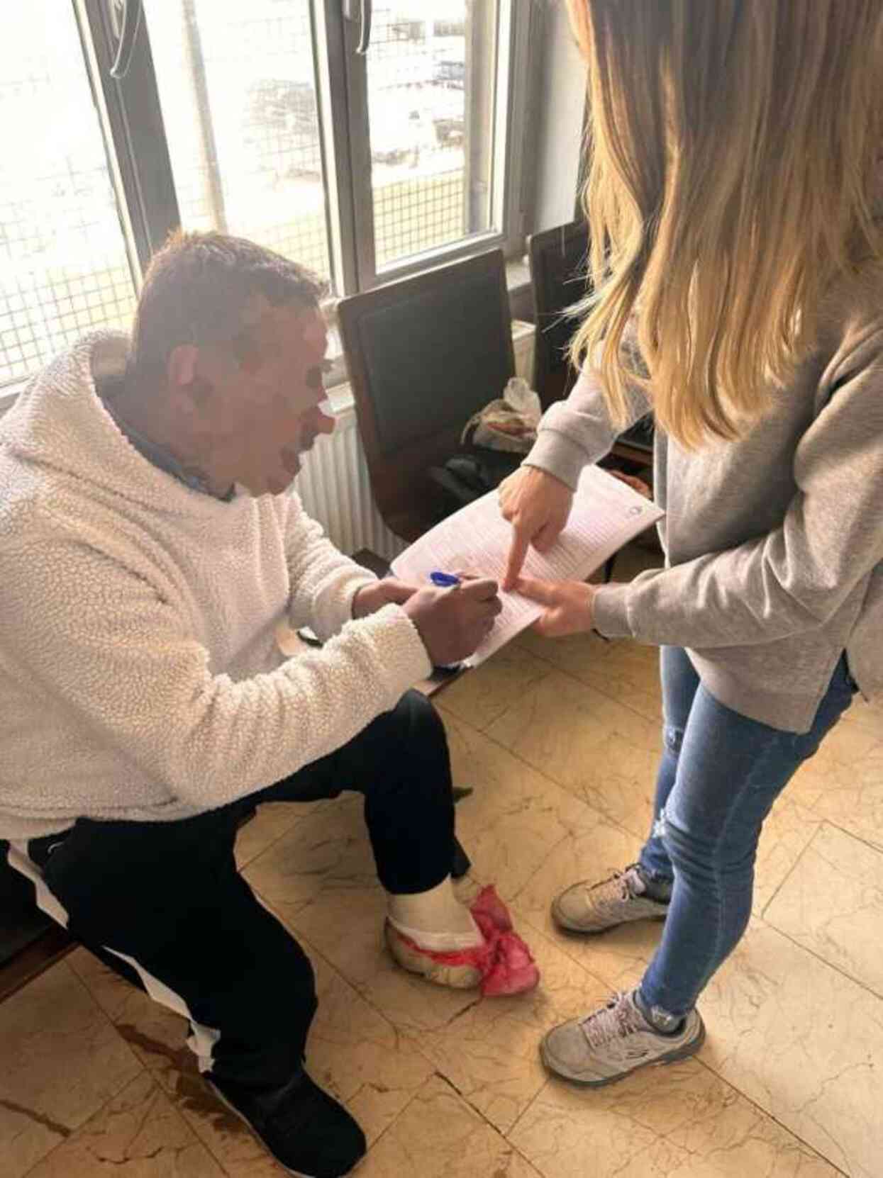 'Hastaneye gideceğim' diye vatandaşlardan para isteyen dilencinin üzerinden 23 bin TL çıktı
